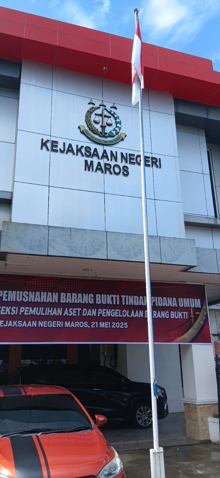 Pengurus LSM APAK RI Maros Resmi Laporkan Pekerjaan Jalan Desa Tellumpanuae Mallawa Di Kejari Maros