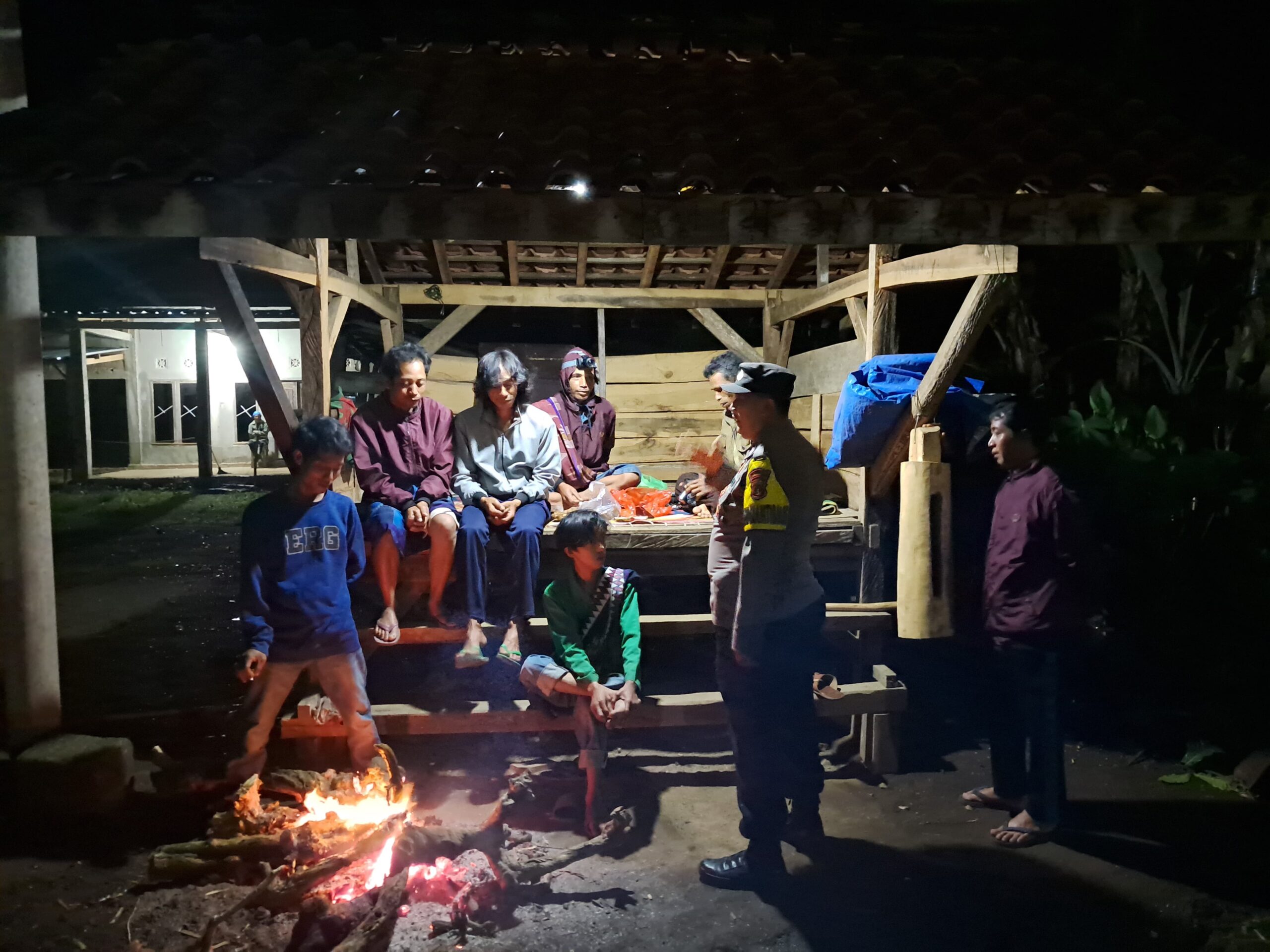 Gelar Patroli Dialogis, Bhabinkamtibmas Polsek Pulau Panggung Monitoring Ronda Malam di Ulu Belu Tanggamus