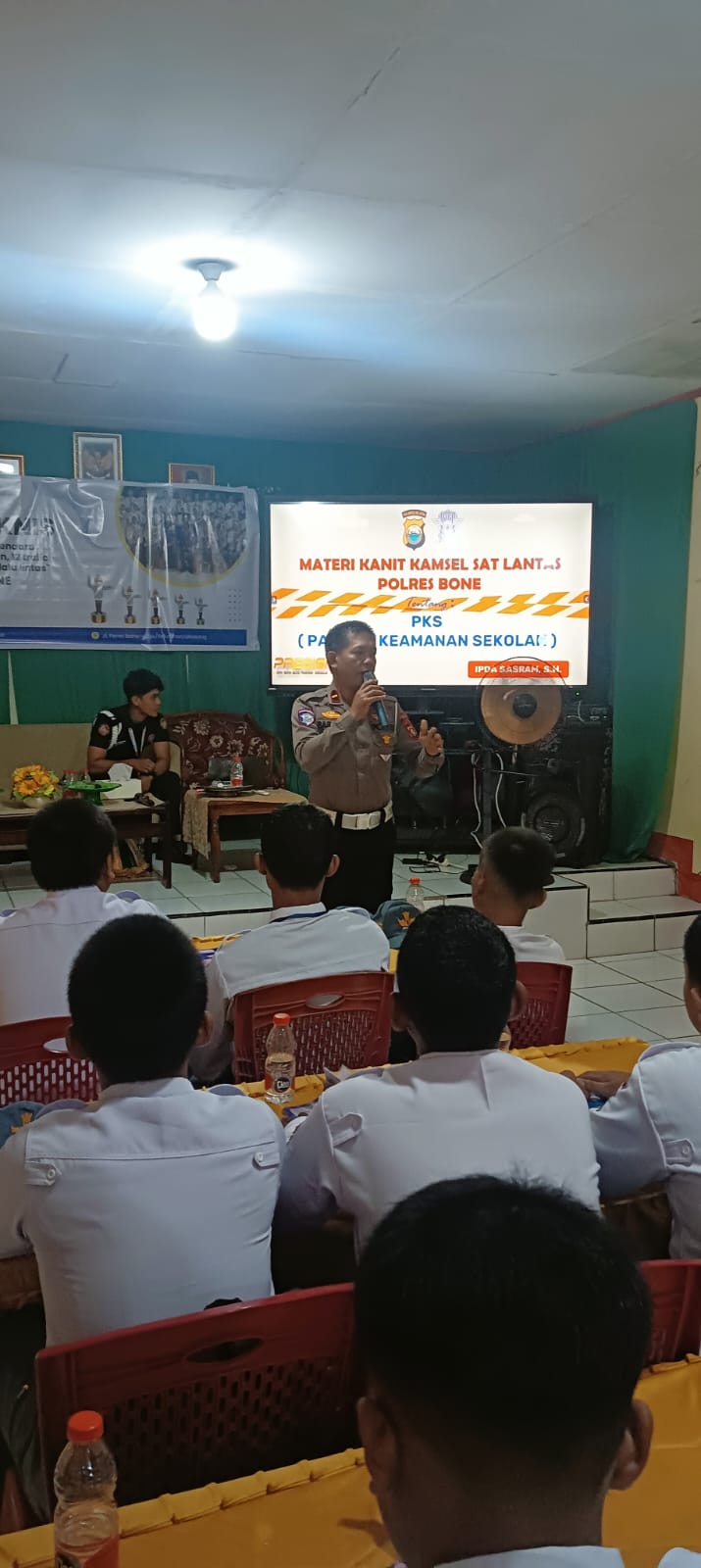 Kanit Kamsel Satlantas Polres Bone Datangi SMA Negeri 14 Bone, Ini Yang Dilakukan