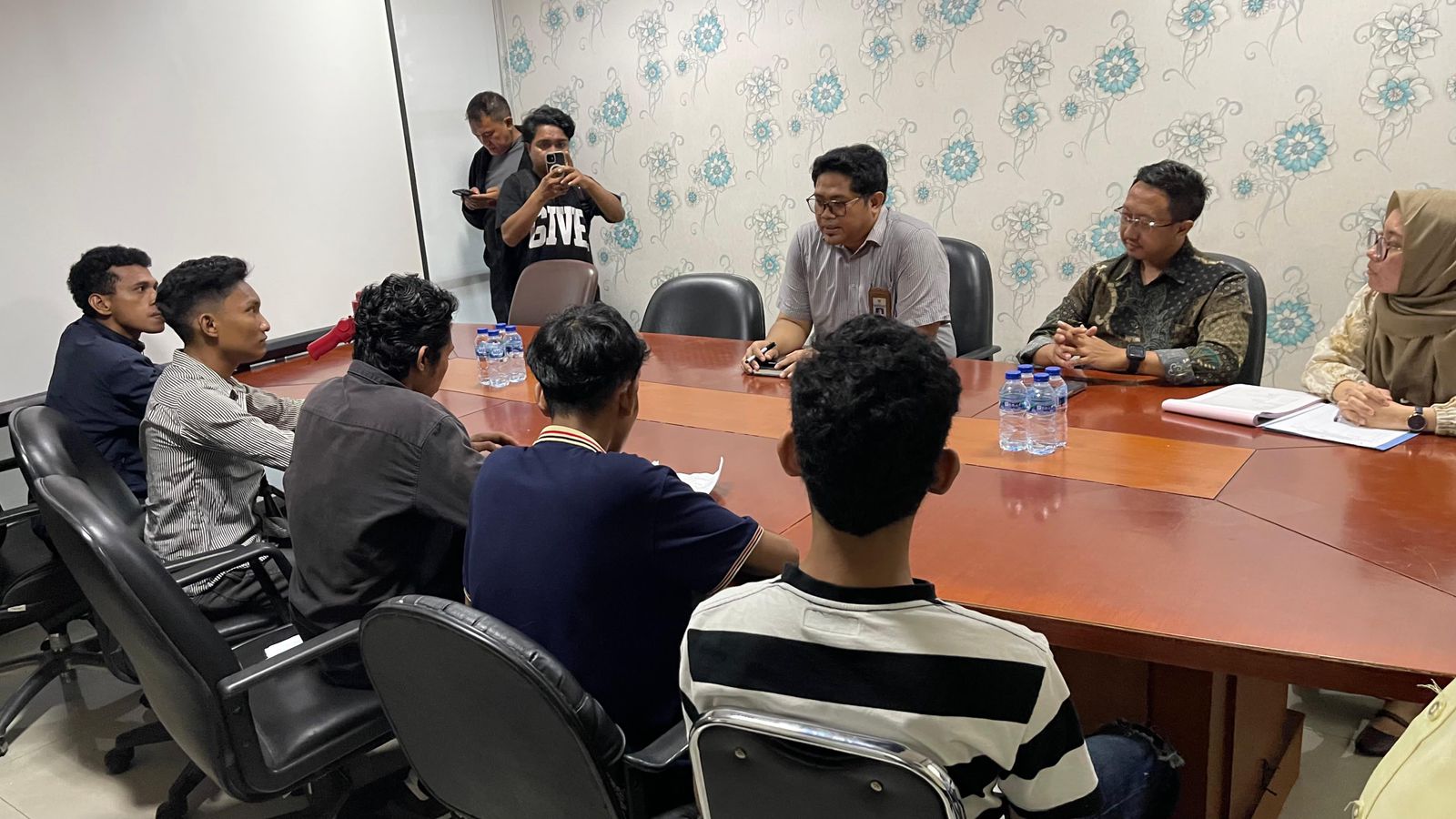 KEJAM Sulsel serahkan Bukti Dokumen Peranan Taufan Dan Prayitno Dalam Proyek Pengadaan Internet Dinas Kom Info Maros