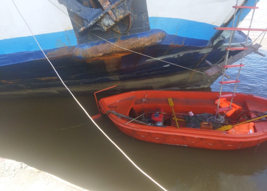 Tabrakan di Muara Ketapang : Dharma Ferry 2 Rusak, Ponton CPO Kandas, Syahbandar Bungkam
