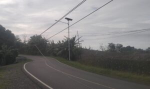 Kabel Melintang Dijalan Poros Mallawa – Bone Mengancam Keselamatan Pengendara Motor Dan Mobil