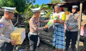Jumat Berkah, Satlantas Polres Bone Berbagi Sembako Untuk Warga Kurang Mampu