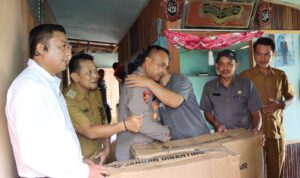 Rasa Peduli Terhadap Sesama Kapolres Melawi Serahkan Kursi Roda