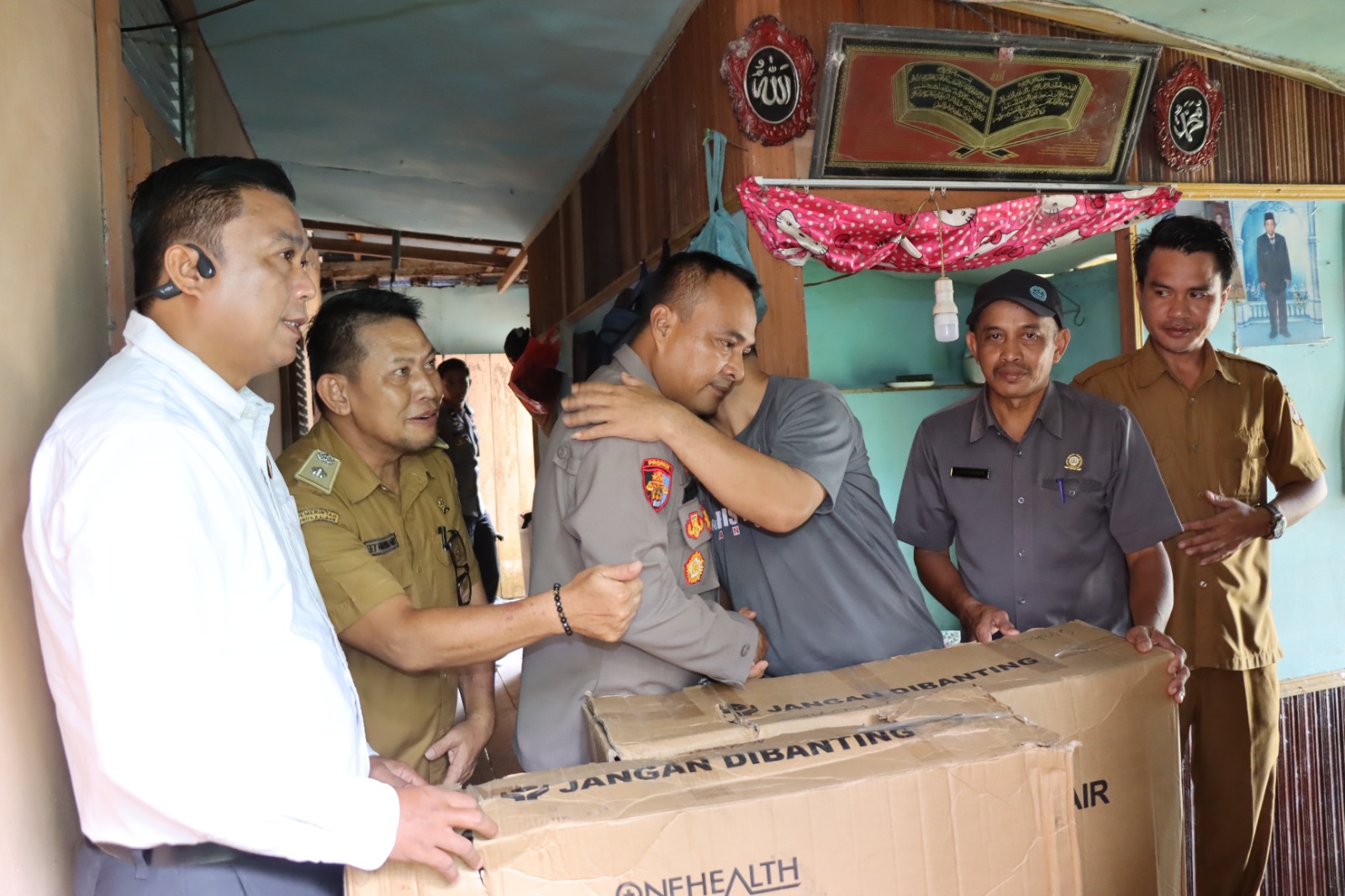 Rasa Peduli Terhadap Sesama Kapolres Melawi Serahkan Kursi Roda