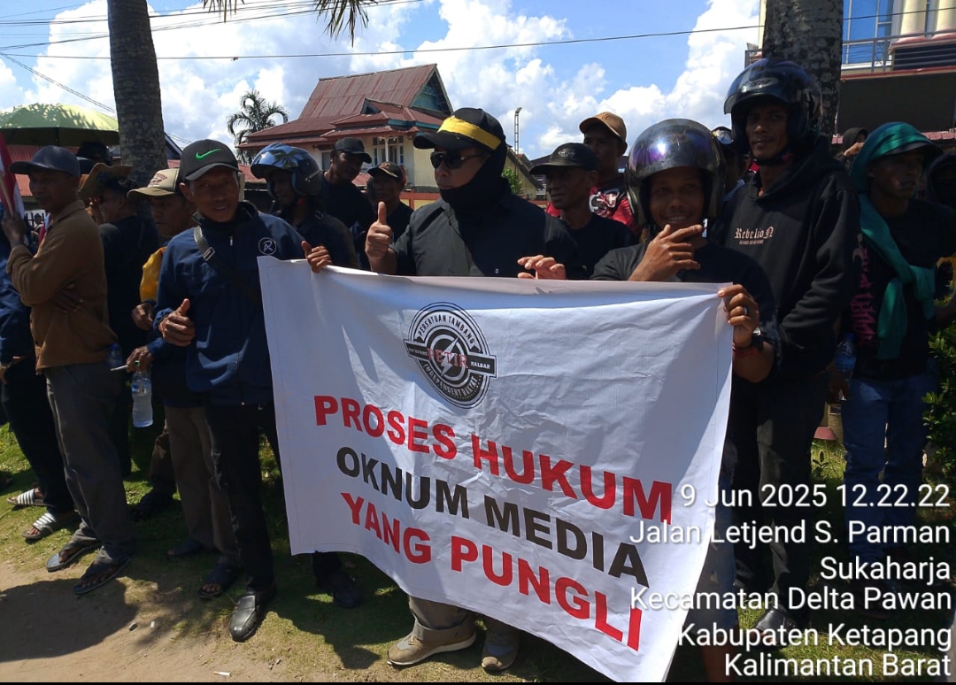 Ratusan Penambang PETI Geruduk Polres Ketapang, Desak Pembebasan Rekan Mereka yang Terlibat Bentrokan dengan Jurnalis