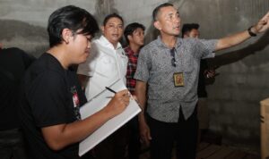 Ditreskrimsus Polda Kalbar Lakukan Olah TKP di Gudang Oli Ilegal Diduga Palsu di Kubu Raya