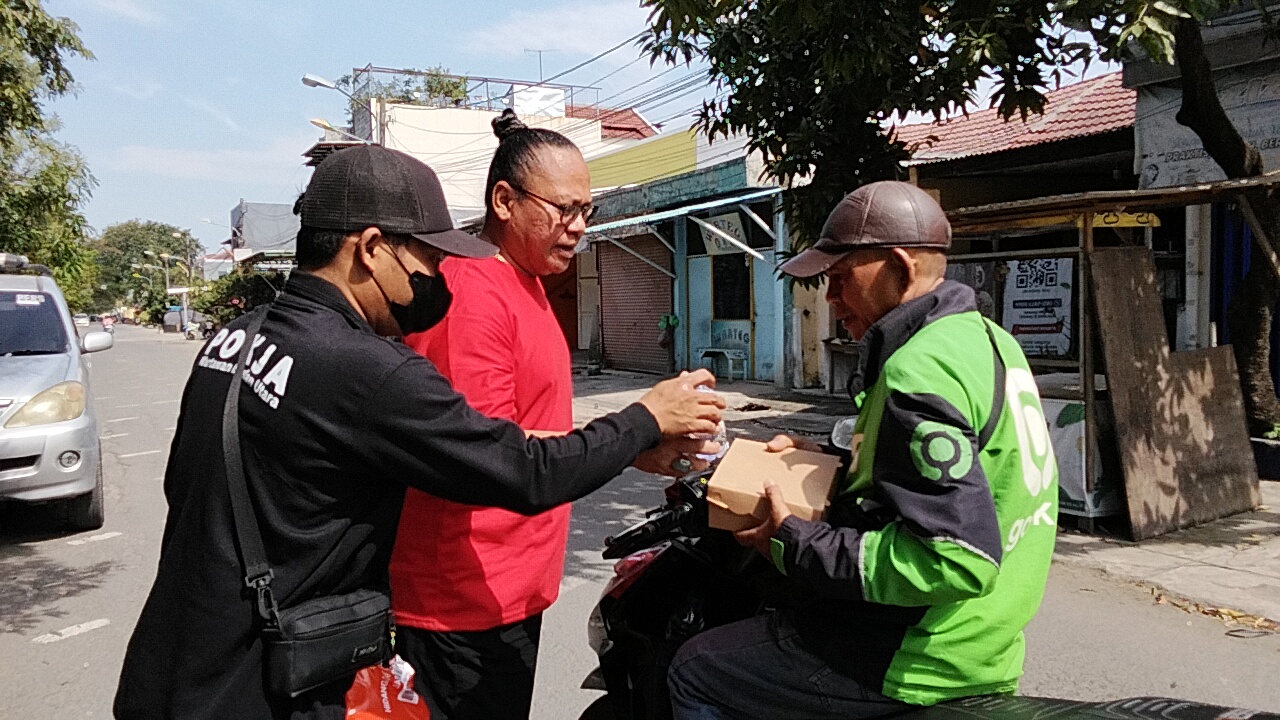 Pokja Wartawan Babelan Utara Bagikan Ratusan Paket Nasi Box dalam Kegiatan Jumat Berkah Ke-10