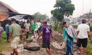 Sambut Tahun Baru Islam 1 Muharrom , Pemdes Srimahi Lakukan Kerja Bakti Di Kali Sekunder 