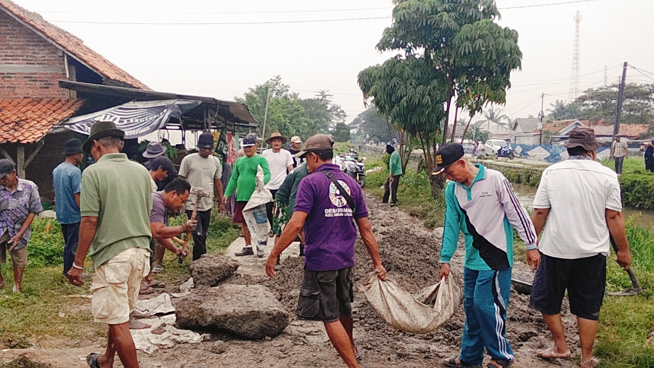 Sambut Tahun Baru Islam 1 Muharrom , Pemdes Srimahi Lakukan Kerja Bakti Di Kali Sekunder 