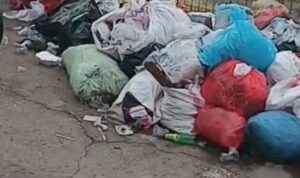 Tumpukan Sampah di Pasar Subuh Tramo Maros Mengeluarkan Bau Tak Sedap, Pedangang Berharap Segera di Angkut