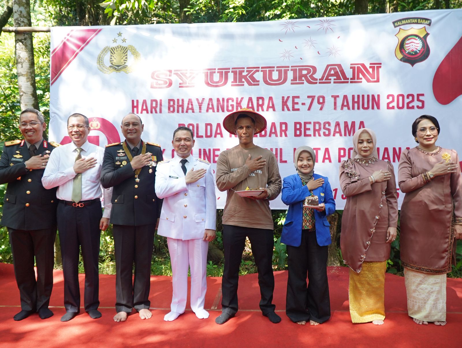 Kapolda Kalbar Gelar Syukuran HUT Bhayangkara Ke-79 Bersama Ojol dan Pekerja PHL Di Taman Sylva Untan dan 9 Titik lainnya