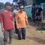 Kali Bekasi Meluap, Jalan dan Permukiman Warga di Kedung Pengawas , Babelan Terendam Banjir