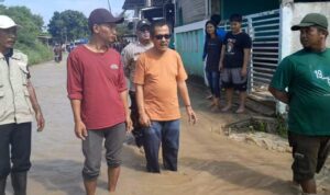 Kali Bekasi Meluap, Jalan dan Permukiman Warga di Kedung Pengawas , Babelan Terendam Banjir