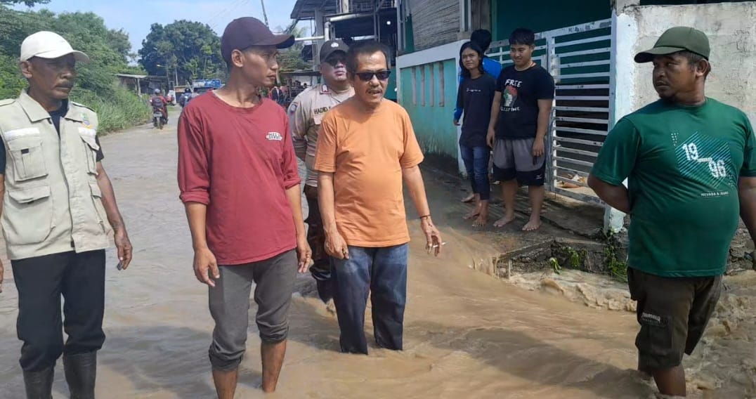 Kali Bekasi Meluap, Jalan dan Permukiman Warga di Kedung Pengawas , Babelan Terendam Banjir