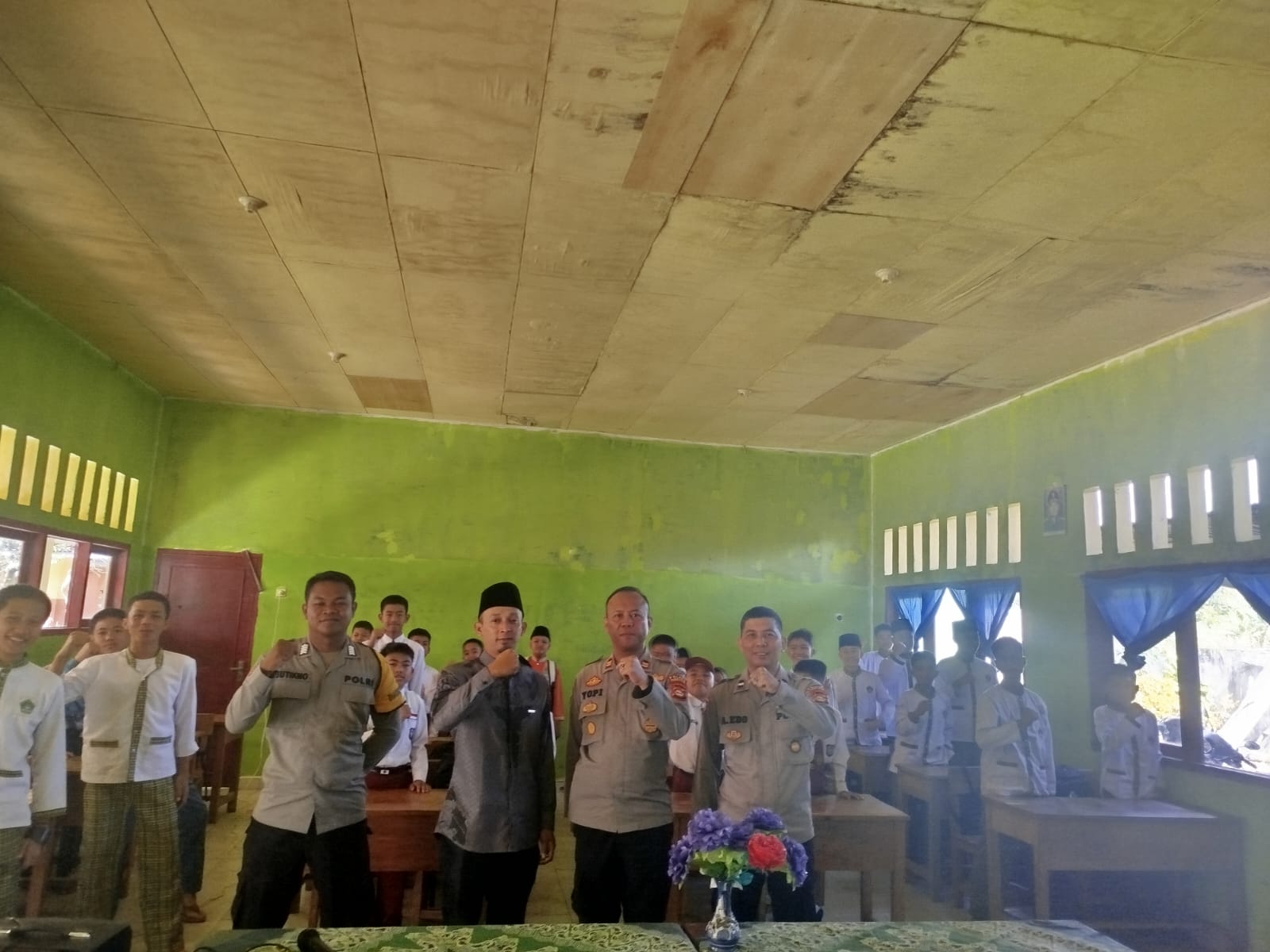 Kegiatan MPLS di MTS Al Iklash, Kapolsek Dempo Utara Beri Pembekalan Siswa Baru