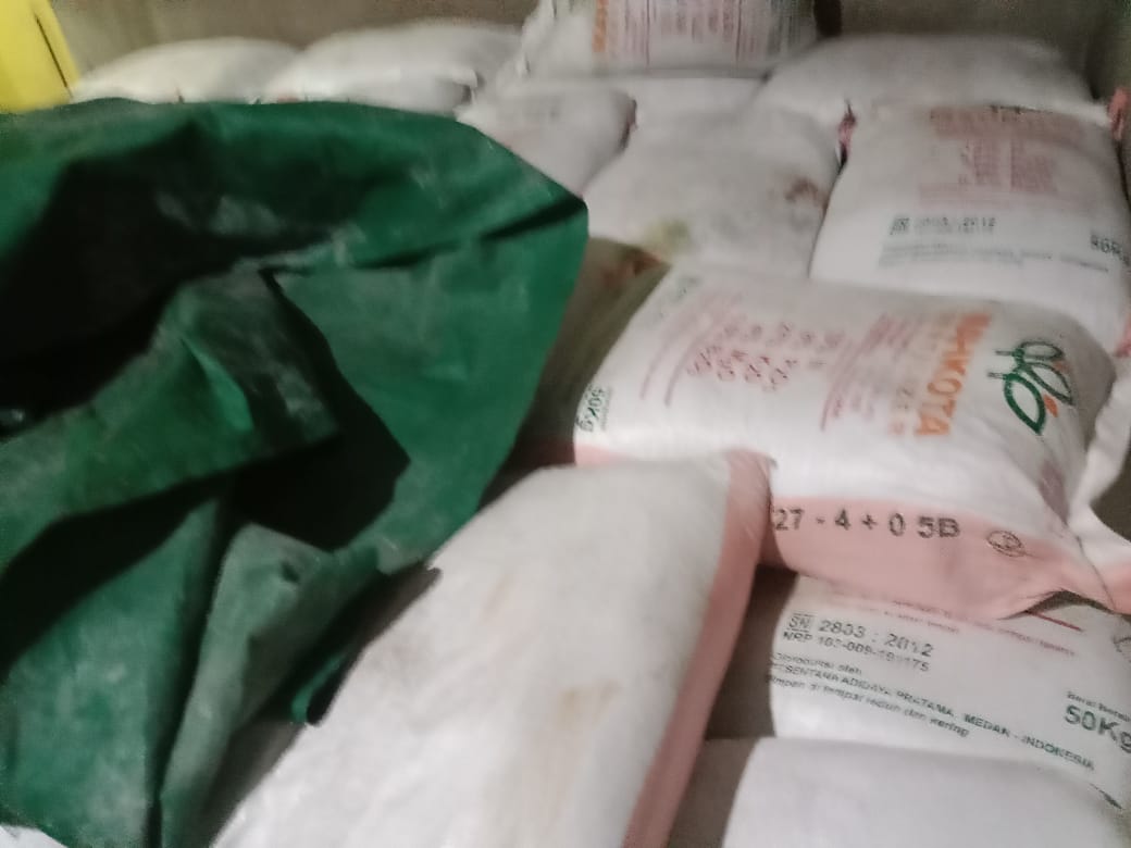 Breaking News : Tim Krimsus Polda Kalbar Gerebek Gudang Pupuk Diduga Ilegal di Sungai Ambawang