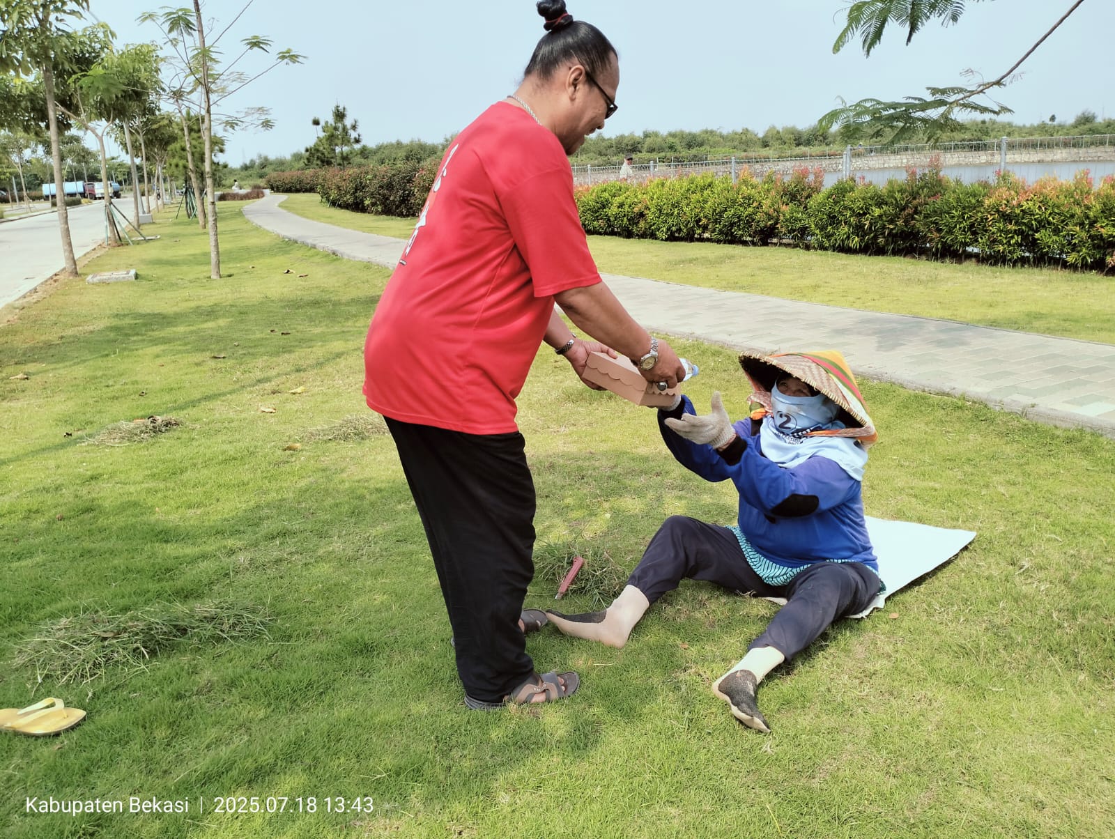Berikan Ratusan Makanan Siap Saji Pada Jumat Berkah : Pokja Wartawan Babelan Utara Berbagi Rezeki Kepada Kaum Dhuafa