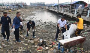 PEDULI PESISIR, LANTAMAL III LAKSANAKAN PEMBERSIHAN PANTAI