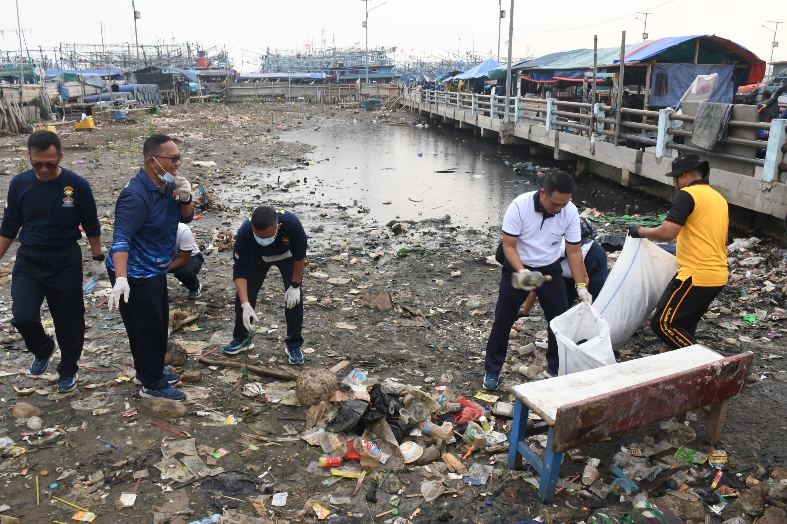 PEDULI PESISIR, LANTAMAL III LAKSANAKAN PEMBERSIHAN PANTAI
