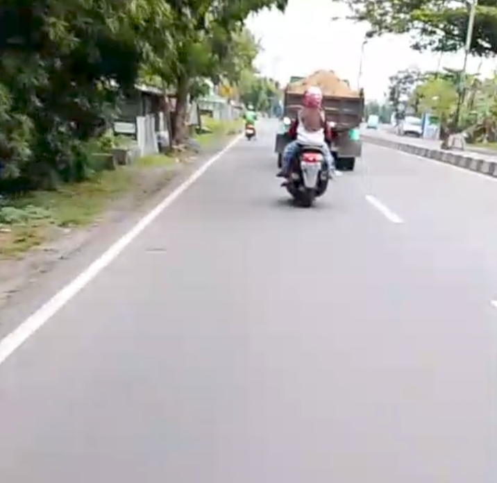 Sopir Dam Truk Pemuat Tanah di Maros Bandel, Keselamatan Pengendara Lain Terancam,AKP Muhammad Arfah ‘Tidur’