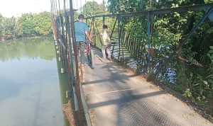 Kepala Kelurahan Baju Bodoa Himbau Pengguna Jalan Berhati-hati Saat Melintas di Jembatan Gantung Pangkasalo