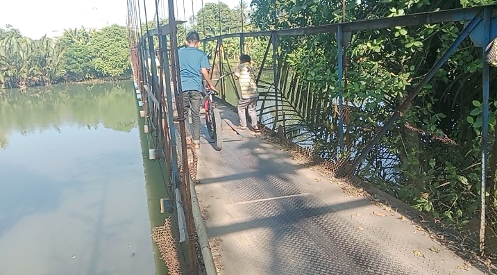 Kepala Kelurahan Baju Bodoa Himbau Pengguna Jalan Berhati-hati Saat Melintas di Jembatan Gantung Pangkasalo
