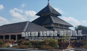 MASJID AGUNG DEMAK SIMBOL ISLAM, BUDAYA, DAN KEKUASAAN POLITIK JAWA