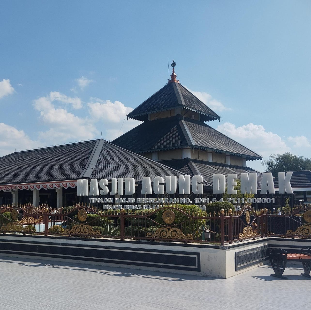 MASJID AGUNG DEMAK SIMBOL ISLAM, BUDAYA, DAN KEKUASAAN POLITIK JAWA