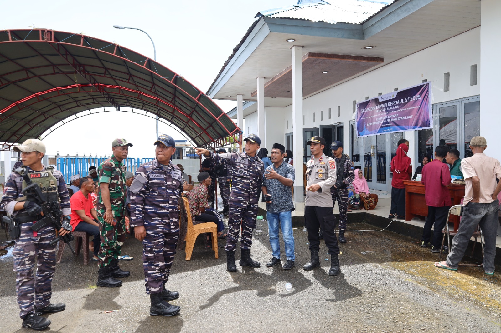 Lantamal IX Ambon Bekerjasama Dengan Bank Indonesia Laksanakan Bakti Sosial Kesehatan dan Sosialisasi Cinta, Bangga, Paham Rupiah di Pelabuhan Amnalau