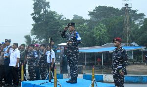 Ditengah Guyuran Hujan, Pangkoarmada III Pimpin Apel Gelar Pasukan Latihan SAR di Dermaga Irian Lantamal IX Ambon