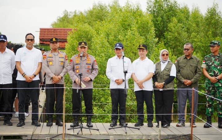 Kapolri dan Menteri LHK Tanam Mangrove di Mempawah, Dukung Pemulihan Ekosistem Pesisir