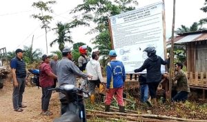 Warga Rasau Jaya Umum Pasang Baliho Besar Tolak Klaim Sepihak Lahan Perbatasan