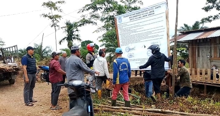 Warga Rasau Jaya Umum Pasang Baliho Besar Tolak Klaim Sepihak Lahan Perbatasan