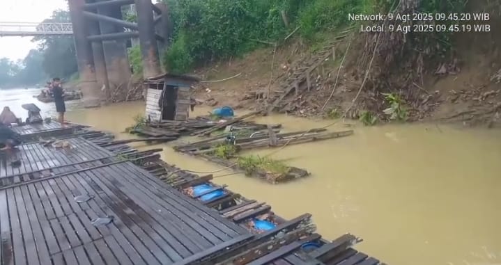 Diduga Dibekingi Oknum, Tambang Emas Ilegal Menggerogoti Sungai Sekadau