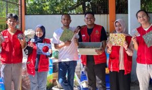 Mahasiswa KKN UNHAS Ubah Sampah Plastik Jadi Tatakan Gelas di TPS3R Lakessi Parepare