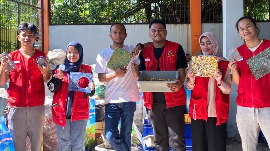 Mahasiswa KKN UNHAS Ubah Sampah Plastik Jadi Tatakan Gelas di TPS3R Lakessi Parepare