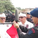 Aliansi Ormas Bekasi, SMSI dan Brimob Bagikan 2 Ribu Bendera Merah Putih untuk Pengendara Jalan
