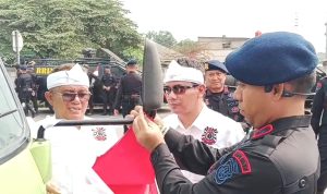 Aliansi Ormas Bekasi, SMSI dan Brimob Bagikan 2 Ribu Bendera Merah Putih untuk Pengendara Jalan