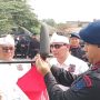 Aliansi Ormas Bekasi, SMSI dan Brimob Bagikan 2 Ribu Bendera Merah Putih untuk Pengendara Jalan