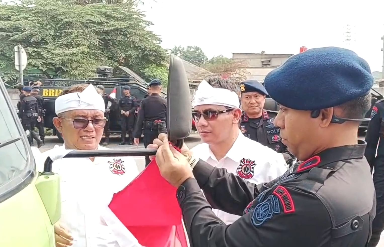 Aliansi Ormas Bekasi, SMSI dan Brimob Bagikan 2 Ribu Bendera Merah Putih untuk Pengendara Jalan