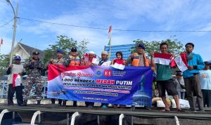 Tingkatkan Jiwa Nasionalisme Sambut HUT Ke-80 Republik Indonesia, Lanal Banjarmasin Bagikan 1.000 Bendera Merah Putih