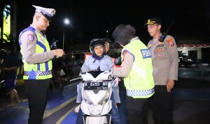 Gelorakan Semangat Nasionalisme, Polres Kediri Kota Bagikan Bendera Merah Putih kepada Pengendara