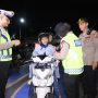 Gelorakan Semangat Nasionalisme, Polres Kediri Kota Bagikan Bendera Merah Putih kepada Pengendara