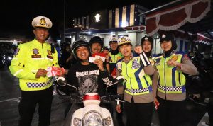 Jelang HUT RI Ke-80, Satlantas Polres Kediri Kota Bagikan 1745 Bendera Merah Putih 