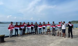 Gerakan Semangat Nasionalisme, Komandan Pos TNI AL Penuba Turun Langsung Serahkan Bendera Merah Putih Kepada Nelayan