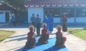 Komandan Satlinlamil 3 dan Ketua Cabang 4 Gabungan Jalasenastri Kolinlamil Disambut Dengan Tradisi Kearifan Lokal Angaru dan Tari Paduppa