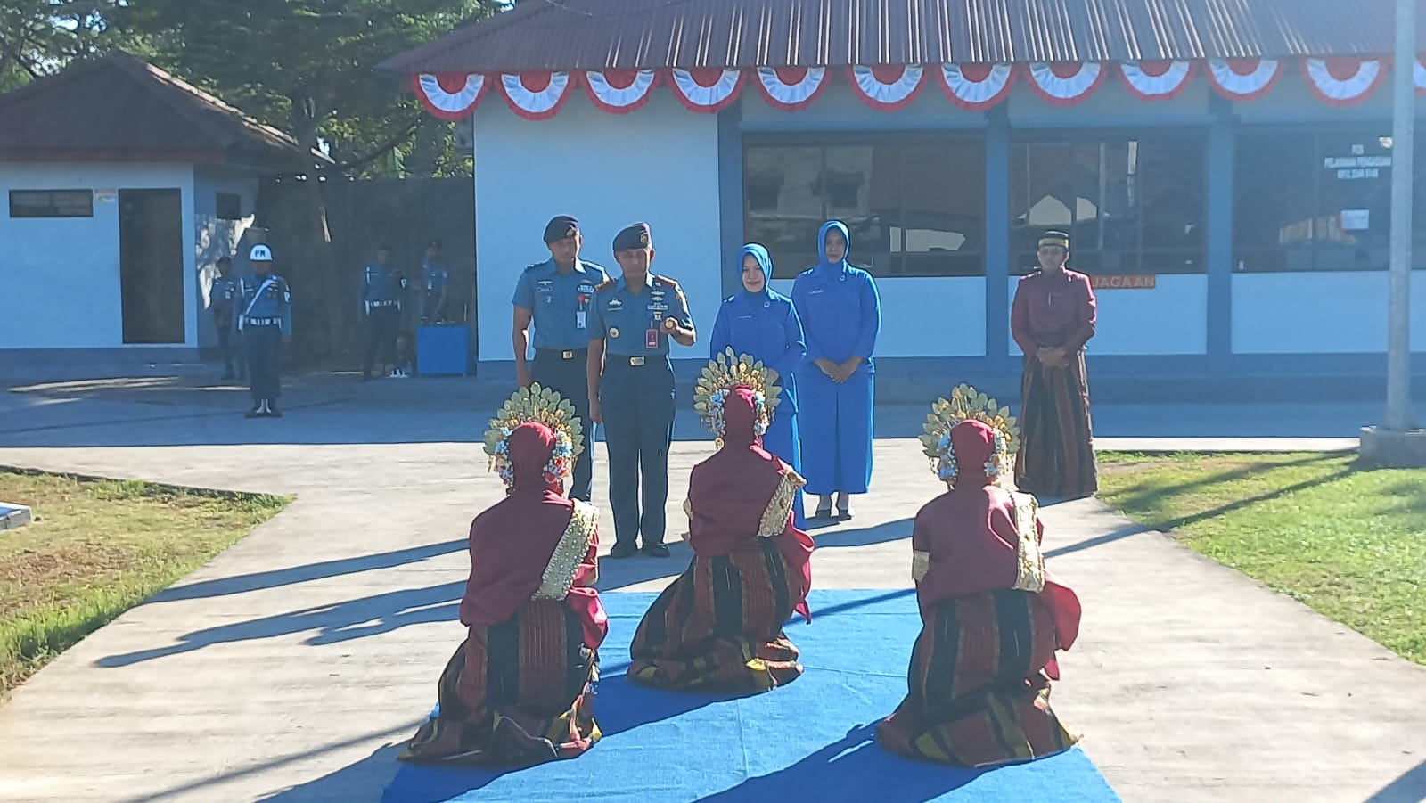 Komandan Satlinlamil 3 dan Ketua Cabang 4 Gabungan Jalasenastri Kolinlamil Disambut Dengan Tradisi Kearifan Lokal Angaru dan Tari Paduppa