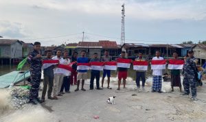 Merah Putihkan Pesisir Riau, Danlanal Dumai Pimpin Pembagian Bendera Merah Putih Kepada Masyarakat Nelayan