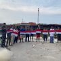 Merah Putihkan Pesisir Riau, Danlanal Dumai Pimpin Pembagian Bendera Merah Putih Kepada Masyarakat Nelayan